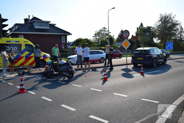 Scooterrijder gewond bij aanrijding met bakwagen