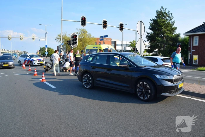 Scooterrijder gewond bij aanrijding met bakwagen