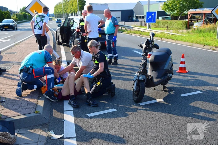 Scooterrijder gewond bij aanrijding met bakwagen
