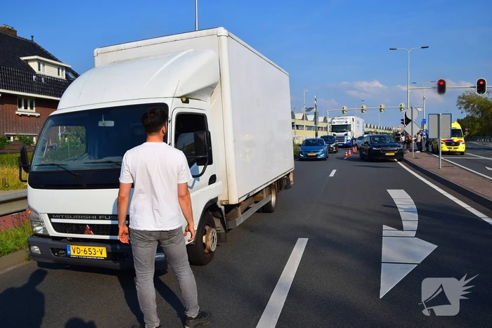 Scooterrijder gewond bij aanrijding met bakwagen