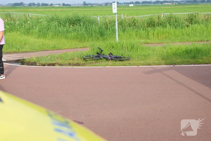 Racefietser en auto betrokken bij aanrijding