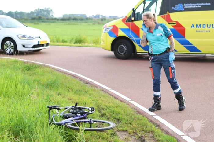 Racefietser en auto betrokken bij aanrijding