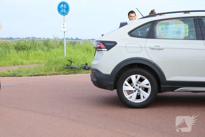 Racefietser en auto betrokken bij aanrijding