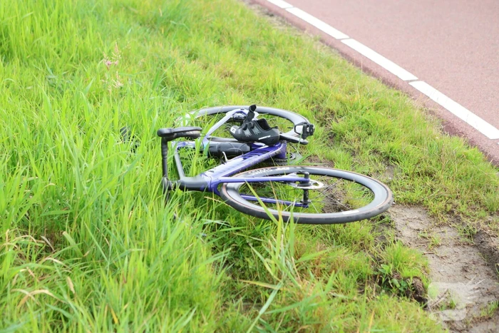 Racefietser en auto betrokken bij aanrijding