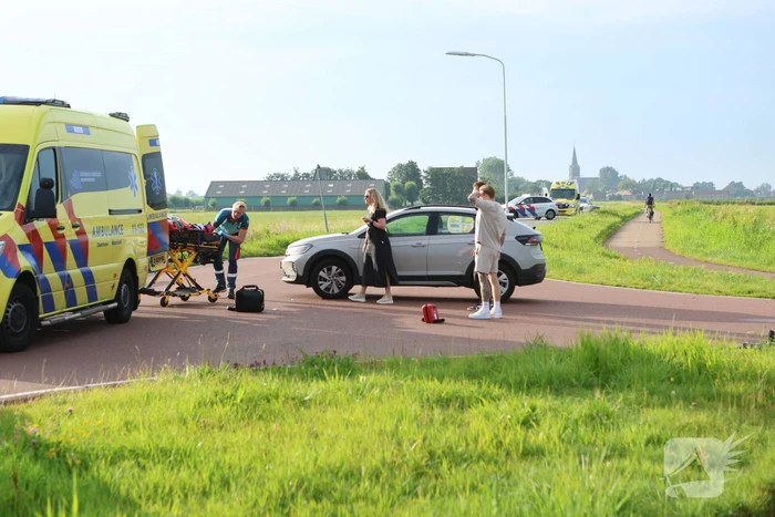 Racefietser en auto betrokken bij aanrijding