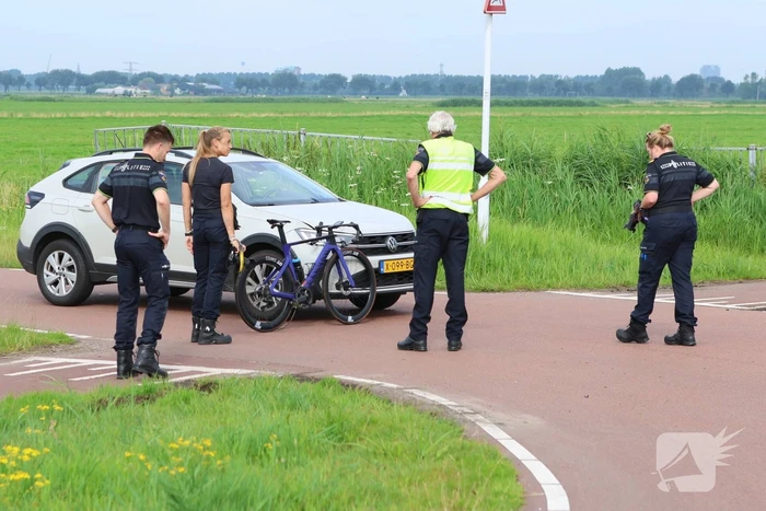 Racefietser en auto betrokken bij aanrijding