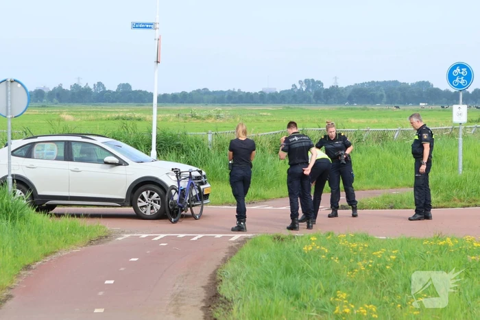Racefietser en auto betrokken bij aanrijding