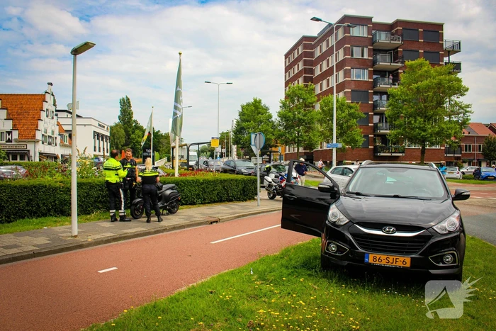 Scooterrijder gewond door botsing met auto op rotonde