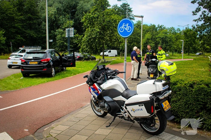 Scooterrijder gewond door botsing met auto op rotonde