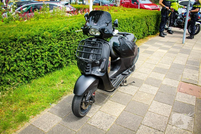 Scooterrijder gewond door botsing met auto op rotonde