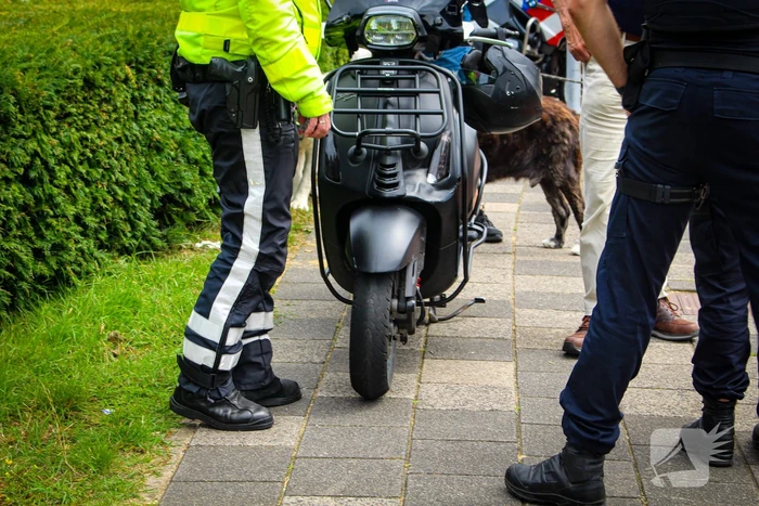Scooterrijder gewond door botsing met auto op rotonde