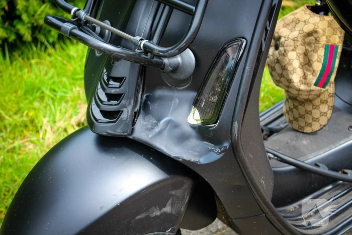 Scooterrijder gewond door botsing met auto op rotonde