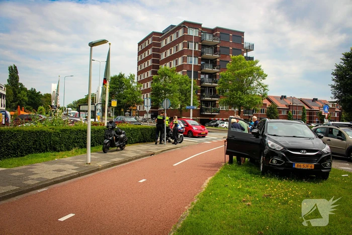 Scooterrijder gewond door botsing met auto op rotonde