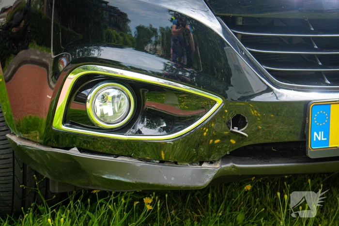 Scooterrijder gewond door botsing met auto op rotonde