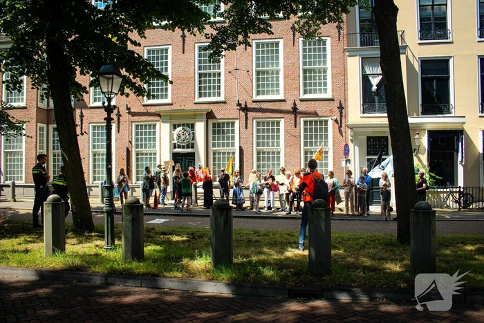 Extinction Rebellion demonstreert voor Britse Ambassade