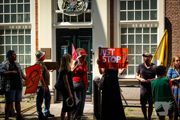 Extinction Rebellion demonstreert voor Britse Ambassade