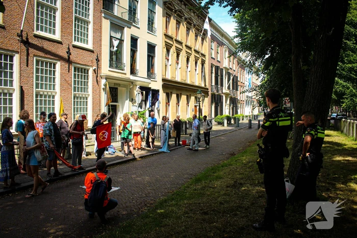 Extinction Rebellion demonstreert voor Britse Ambassade