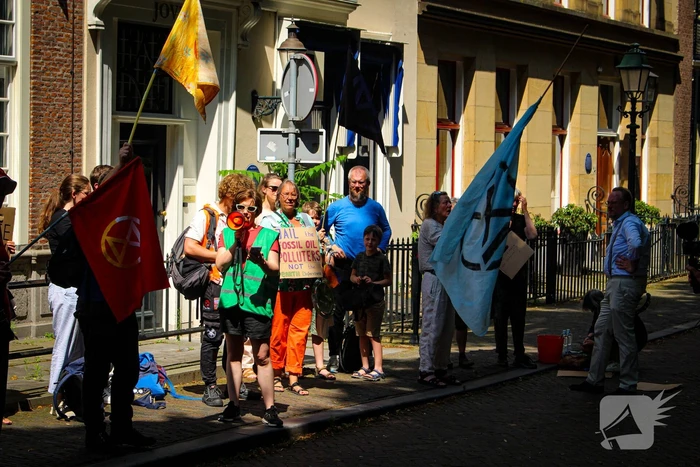 Extinction Rebellion demonstreert voor Britse Ambassade