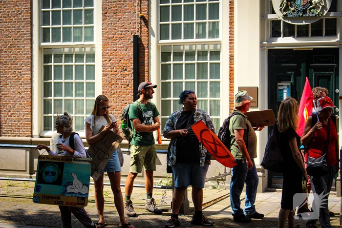 Extinction Rebellion demonstreert voor Britse Ambassade