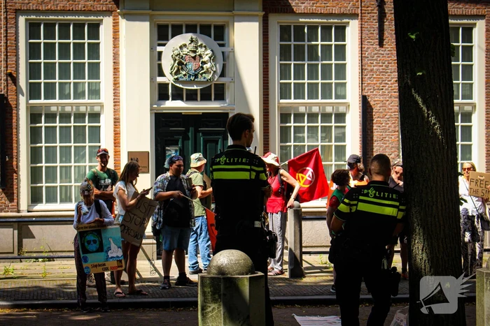 Extinction Rebellion demonstreert voor Britse Ambassade