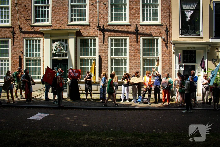 Extinction Rebellion demonstreert voor Britse Ambassade