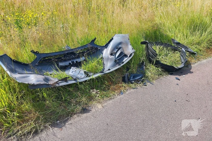 Schade na botsing tussen twee voertuigen