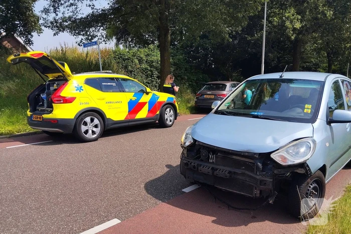 Schade na botsing tussen twee voertuigen