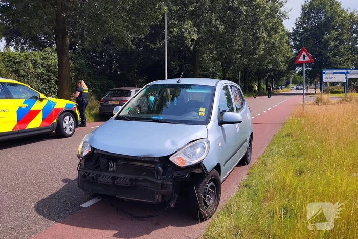 Schade na botsing tussen twee voertuigen