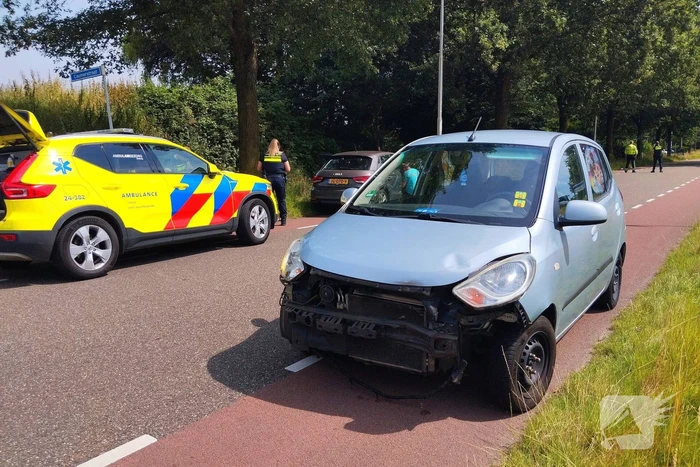 Schade na botsing tussen twee voertuigen