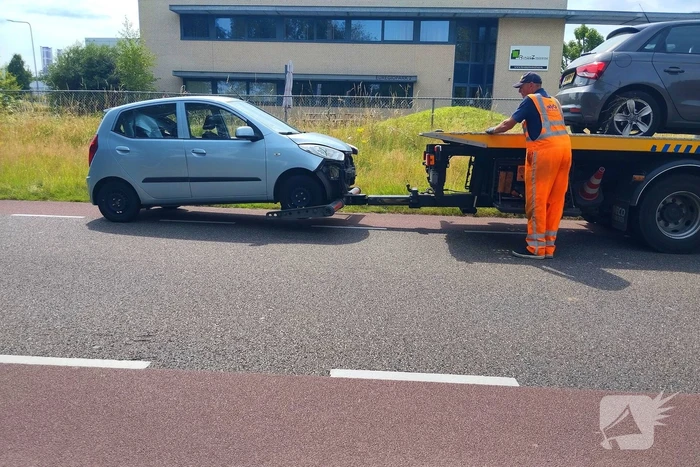 Schade na botsing tussen twee voertuigen