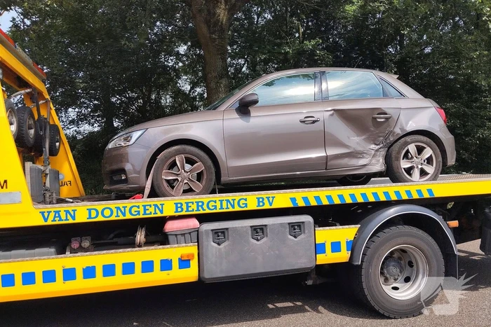 Schade na botsing tussen twee voertuigen