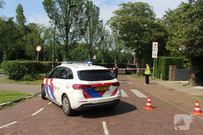 Personenauto vat al rijdend vlam