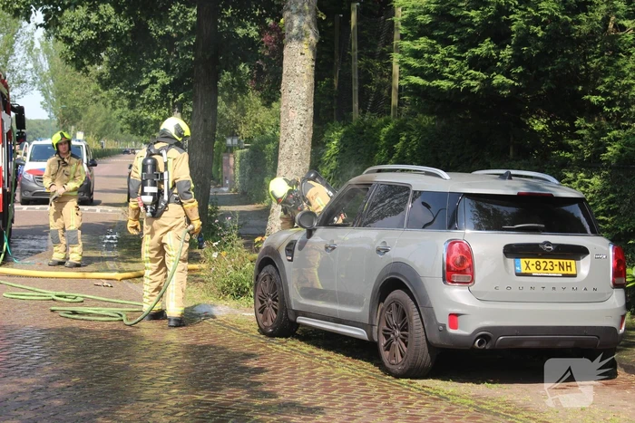 Personenauto vat al rijdend vlam