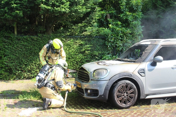 Personenauto vat al rijdend vlam