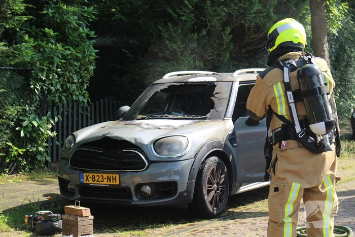 Personenauto vat al rijdend vlam