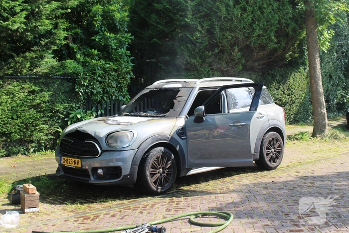 Personenauto vat al rijdend vlam