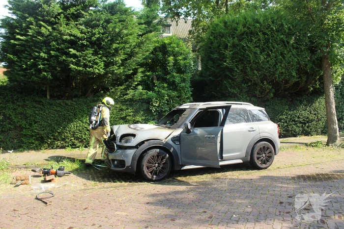 Personenauto vat al rijdend vlam