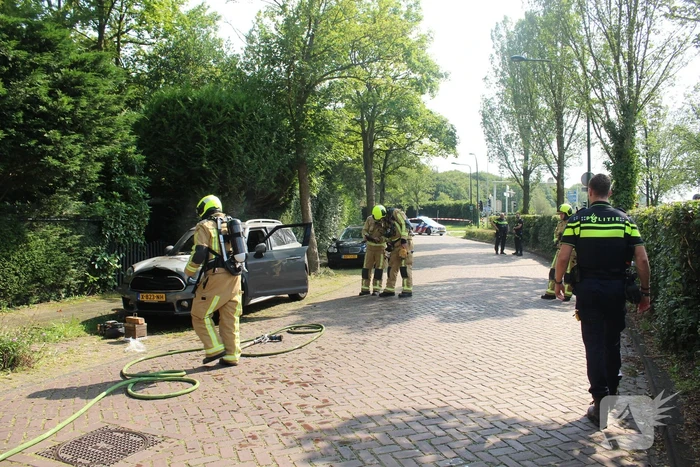 Personenauto vat al rijdend vlam