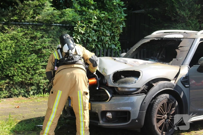 Personenauto vat al rijdend vlam