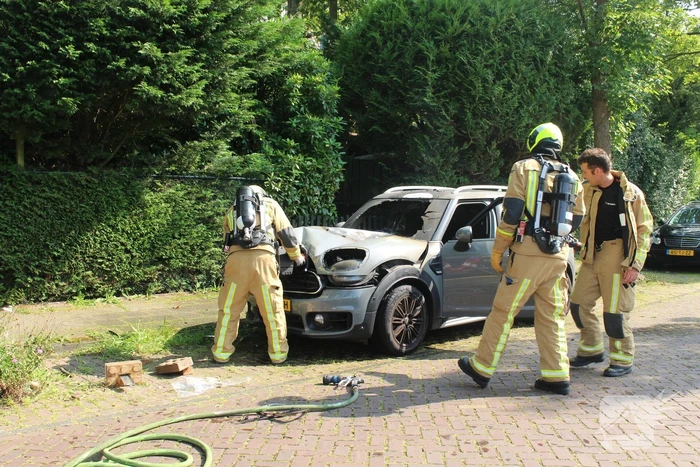 Personenauto vat al rijdend vlam