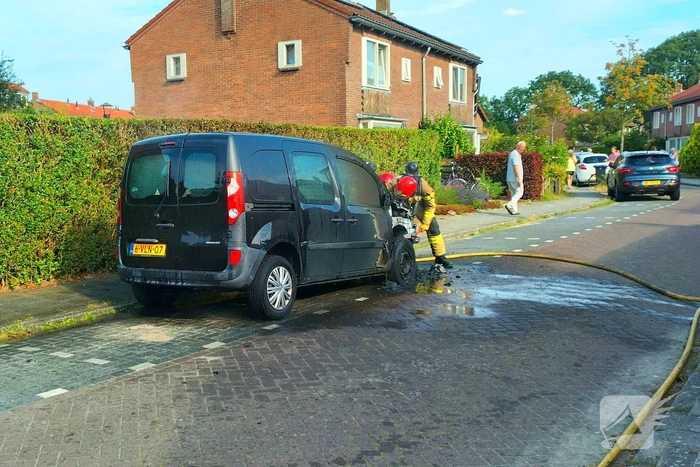 Bestelbus vliegt in brand