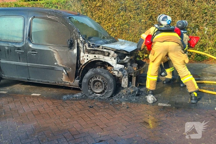 Bestelbus vliegt in brand