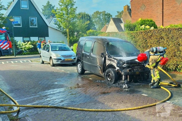 Bestelbus vliegt in brand