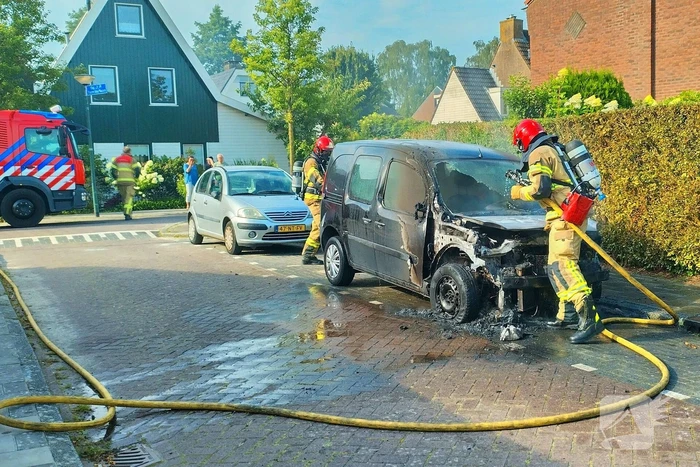 Bestelbus vliegt in brand