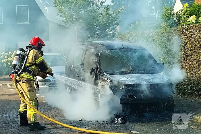 Bestelbus vliegt in brand