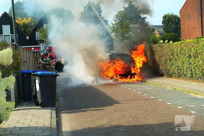 Bestelbus vliegt in brand