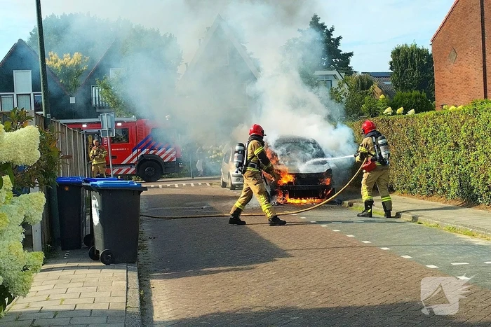 Bestelbus vliegt in brand