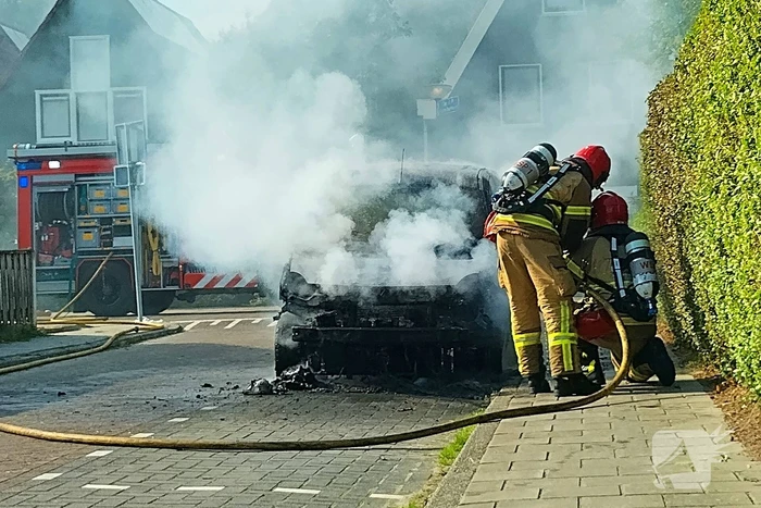 Bestelbus vliegt in brand