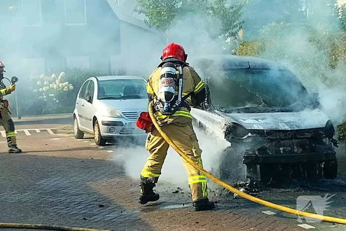 Bestelbus vliegt in brand