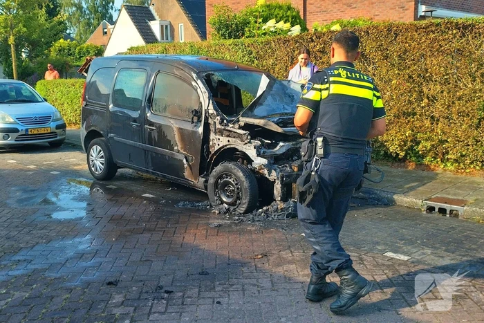 Bestelbus vliegt in brand